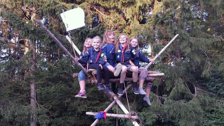 Fem pigespejdere, 9-12 år, i toppen af deres raftetårn