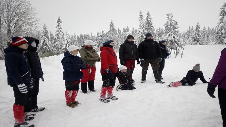 En flok spejdere samlet til instruktion på vinterfjellet ved Lillehammer