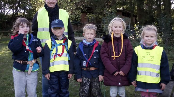 En flok spejdere, som har været ude at gå 5 km